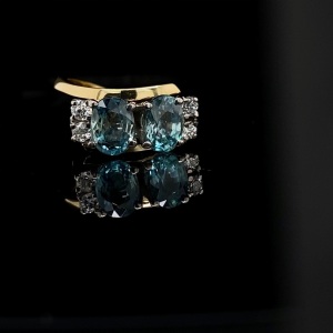 A VINTAGE ZIRCON AND DIAMOND CROSSOVER RING