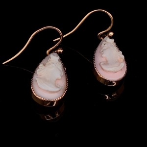 A PAIR OF ANTIQUE CAMEO EARRINGS