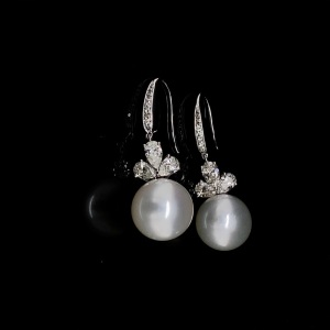 A PAIR OF SOUTH SEA PEARL DROP EARRINGS