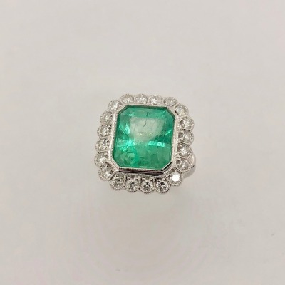 A COLOMBIAN EMERALD AND DIAMOND CLUSTER RING
