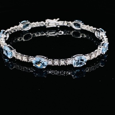 AN AQUAMARINE AND DIAMOND BRACELET