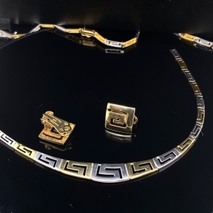 A NECKLACE AND EARRINGS IN GOLD