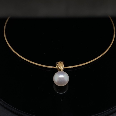 A SOUTH SEA PEARL PENDANT NECKLACE BY LINNEYS