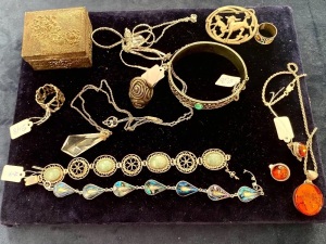 A COLLECTION OF ASSORTED JEWELLERY