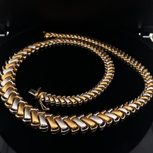 A SIMYA NECKLACE IN GOLD