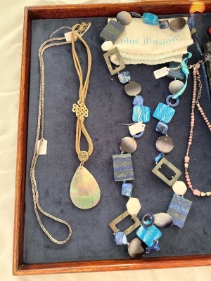 A COLLECTION OF ASSORTED JEWELLERY