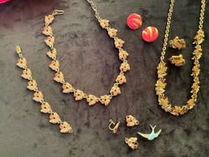 A COLLECTION OF ASSORTED JEWELLERY