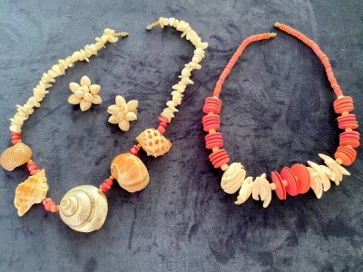 TWO VINTAGE SHELL NECKLACES AND A PAIR OF EARRINGS