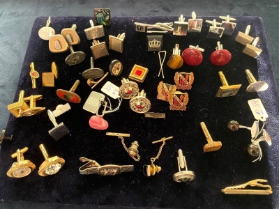 A LARGE COLLECTION OF VINTAGE CUFFLINKS, TIE BARS ETC