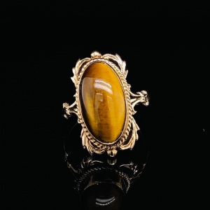 A VINTAGE TIGERS EYE GOLD DRESS RING