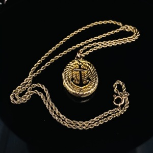 AN ANTIQUE LOCKET AND CHAIN