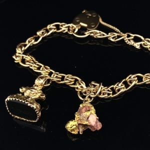 AN ANTIQUE GOLD BRACELET WITH FOB & NATURAL NUGGET CHARM