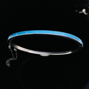 A MID CENTURY VINTAGE SILVER BLUE ENAMEL BANGLE