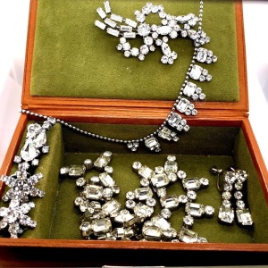 A COLLECTION OF VINTAGE COSTUME JEWELLLERY