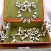A COLLECTION OF VINTAGE COSTUME JEWELLLERY - 8