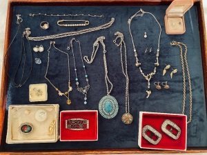 A LARGE COLLECTION OF VINTAGE COSTUME JEWELLLERY