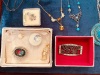 A LARGE COLLECTION OF VINTAGE COSTUME JEWELLLERY - 9