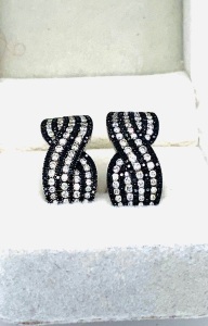 A PAIR OF BLACK & WHITE DIAMOND EARRINGS