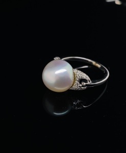 A DIAMOND AND SOUTH SEA PEARL RING