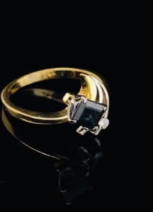 A VINTAGE SAPPHIRE AND DIAMOND RING