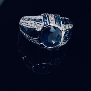 AN ART DECO STYLE SAPPHIRE AND DIAMOND RING