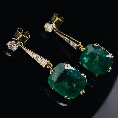 AN IMPRESSIVE PAIR OF ANTIQUE EMERALD AND DIAMOND EARRINGS