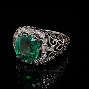 AN EMERALD AND DIAMOND FILIGREE DRESS RING