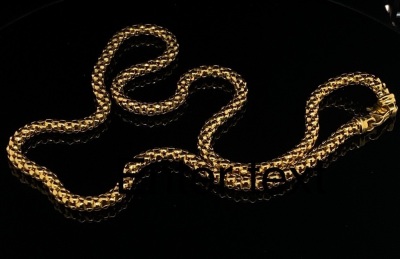 A GOLD NECKLACE