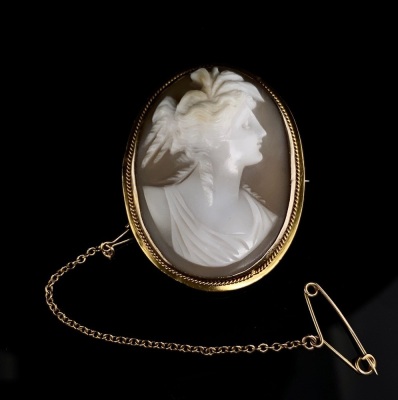 AN ANTIQUE CAMEO BROOCH