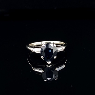 A SAPPHIRE AND DIAMOND RING