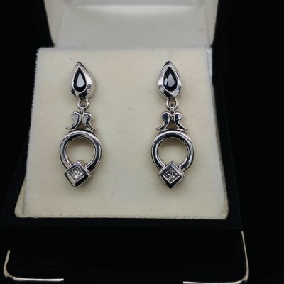 A PAIR OF SAPPHIRE AND DIAMOND DROP EARRINGS