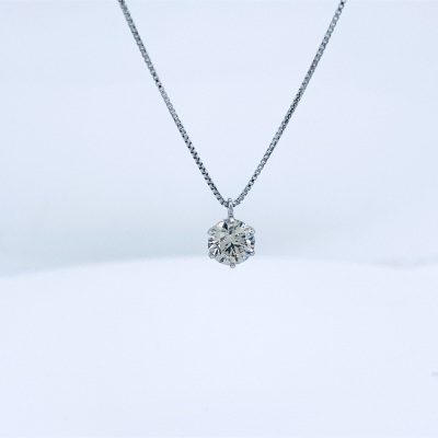 A DIAMOND PENDANT NECKLACE