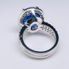 AN IMPRESSIVE CEYLON SAPPHIRE AND DIAMOND CLUSTER RING - 3