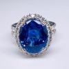 AN IMPRESSIVE CEYLON SAPPHIRE AND DIAMOND CLUSTER RING - 19