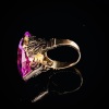 A MID CENTURY SYNTHETIC PINK SAPPHIRE RING - 2