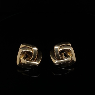 A PAIR OF GOLD EARRINGS