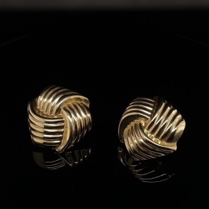 A PAIR OF GOLD EARRINGS