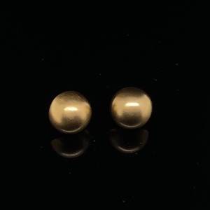 A PAIR OF GOLD EARRINGS