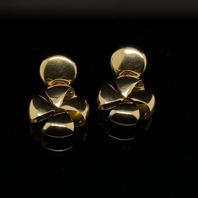 A PAIR OF GOLD EARRINGS