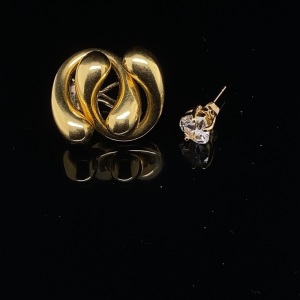 A SINGLE GOLD EARRING TOGETHER WITH A CLEAR STONE SET STUD EARRING