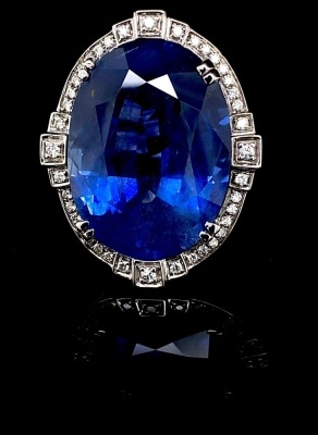 AN IMPRESSIVE ART DECO STYLE SAPPHIRE AND DIAMOND RING