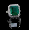 AN EMERALD AND DIAMOND CLUSTER RING - 4