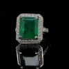 AN EMERALD AND DIAMOND CLUSTER RING - 7