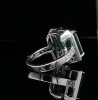 AN EMERALD AND DIAMOND CLUSTER RING - 8