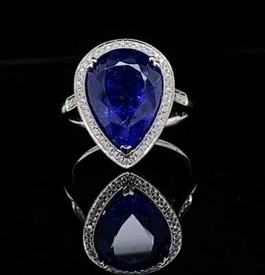 A TANZANITE AND DIAMOND CLUSTER RING