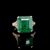 AN EMERALD AND DIAMOND RING - 5