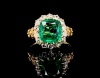 AN EMERALD AND DIAMOND CLUSTER RING - 7