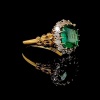 AN EMERALD AND DIAMOND CLUSTER RING - 8