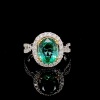 AN EMERALD AND DIAMOND CLUSTER RING - 5