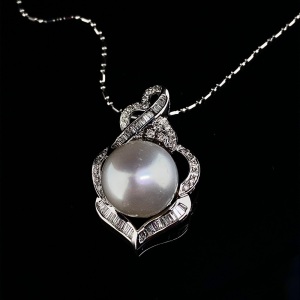 A SOUTH SEA PEARL AND DIAMOND PENDANT NECKLACE